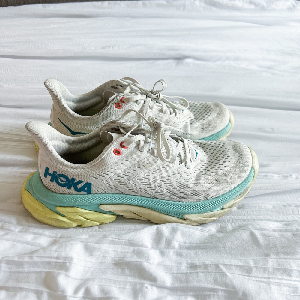 HOKA ONE ONE CLIFTON EDGE RUNNING SHOES Women’s size 9